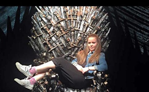 EN DRØM I OPPFYLLELSE: Pernille Abelone Ronge Kaastad fikk oppleve sin drøm da hun satt i den berømte tronstolen under HBOs Game of Thrones-utstilling: The Exhibition i Posthallen. Foto: