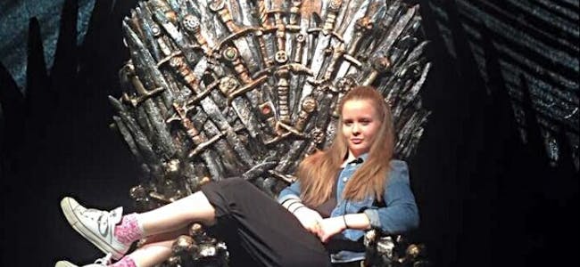 EN DRØM I OPPFYLLELSE: Pernille Abelone Ronge Kaastad fikk oppleve sin drøm da hun satt i den berømte tronstolen under HBOs Game of Thrones-utstilling: The Exhibition i Posthallen. Foto:
