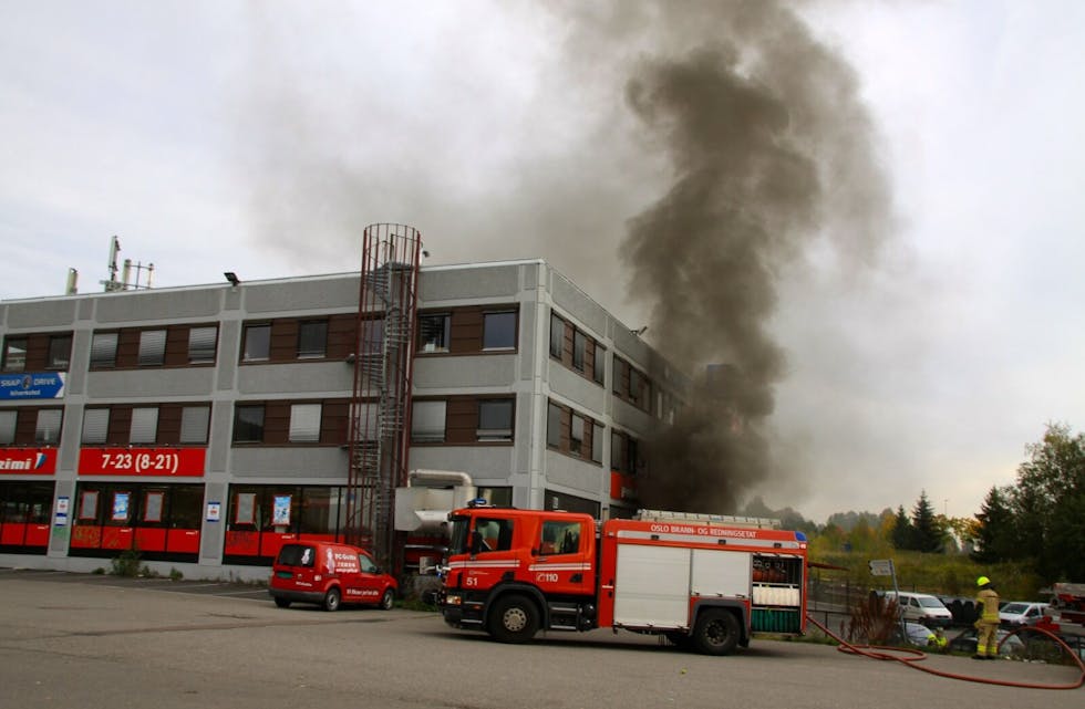 FARLIG RØYK: Fredag begynte det å brenne i et bilverksted på Rødtvet. Foto: