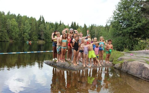 DIN TUR: Disse barna tok svømmeknappen ved badedammen på Grorud i fjor. I år kan det bli du som svømmer deg til 25-metersmerket. Foto: