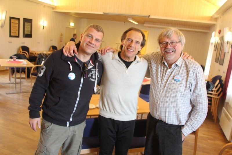 FORNØYDE: Bjørn Edvard Torbo, Jan Bøhler og Rolf Torbo er fornøyde med den første Karls Kafé på Høybråten. Foto: