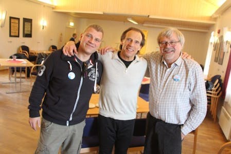 FORNØYDE: Bjørn Edvard Torbo, Jan Bøhler og Rolf Torbo er fornøyde med den første Karls Kafé på Høybråten. Foto: