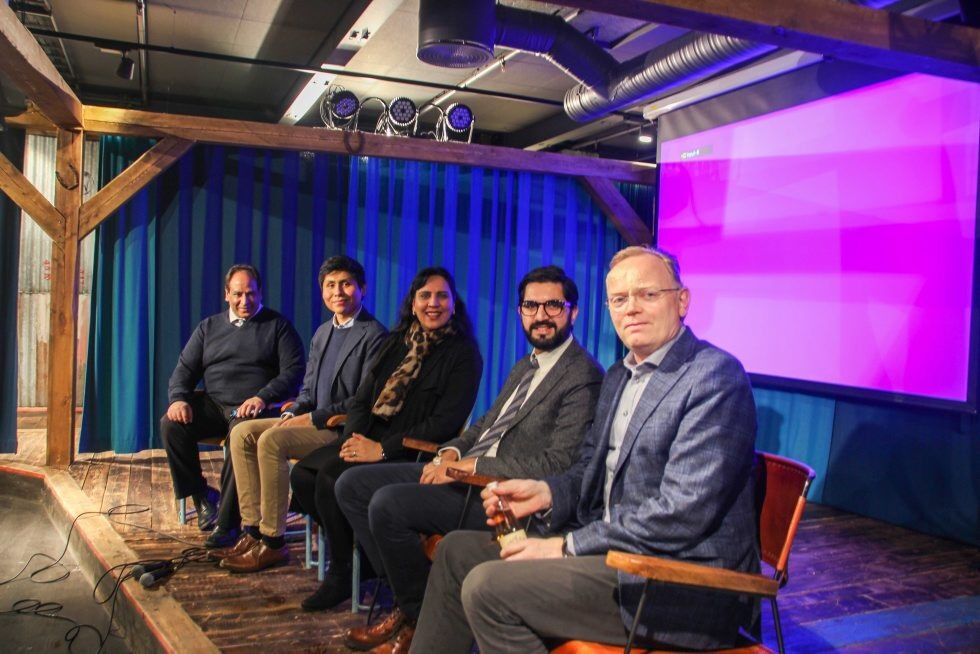 PANELET: Aamir J. Sheikh (f.v.), Daniel Abimael Skjerve Wensell, Afshan Rafiq, Usman Rana og Sindre Finnes begynner kampen mot mobbing og negativ sosial kontroll på Stovner og i Groruddalen. Foto: