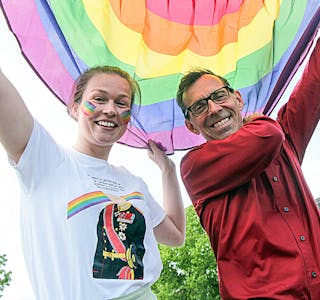 PRIDE PÅ STOVNER: Stovner Vgs feirer Pride denne måneden. Her med Terje Wold og Pia Jeanette Løvstad-Young. Foto: Sindre Veum Apneseth