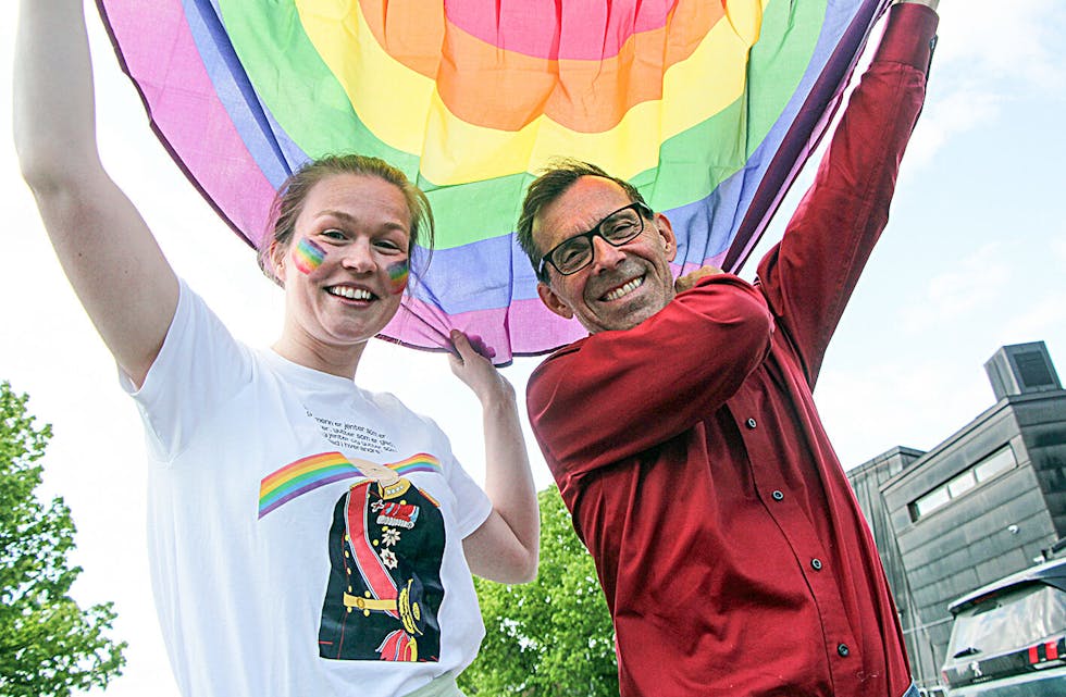 PRIDE PÅ STOVNER: Stovner Vgs feirer Pride denne måneden. Her med Terje Wold og Pia Jeanette Løvstad-Young. Foto: Sindre Veum Apneseth