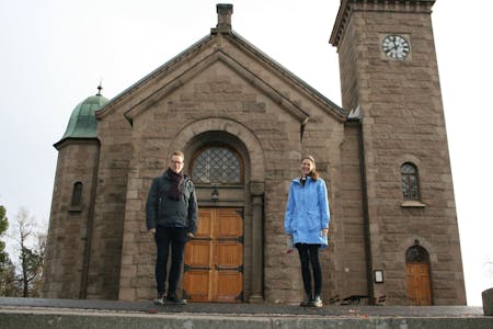 ÅPNE DØRER: Øyvind Sabrun (t.v.) og Tone Marie Falch får ikke holde gudstjenester den neste tiden, men lover at det vil være mulig å besøke kirkene om man ønsker. Foto: