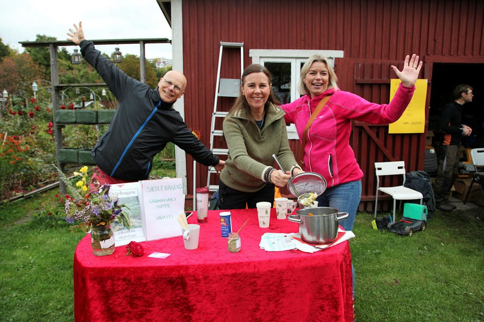 HURRA FOR MARKED: Gerald Torgersen, Anne-Bertt Jacobsen og Eva Finseth sto for grønnsakssuppe. Foto: Tom Evensen