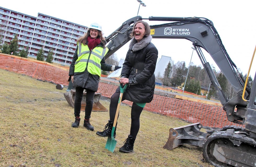 SPADETAK: Byråd for byutvikling, Hanna E. Marcussen (MDG) tar det første spadetaket på Jesperudjordet mens landskapsarkitekt Elin From i Rambøll ser på. Planen er at parken skal stå klar i september.  Foto: