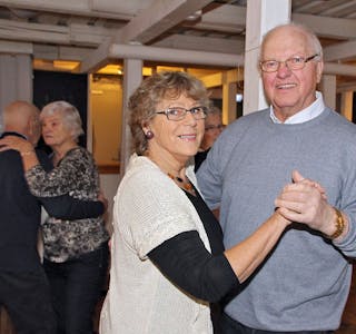 LIKER Å DANSE: Anne-Grethe Ødegård fra Stovner og Thorbjørn Schau fra Kalbakken liker å være ute på dansegulvet. Foto: