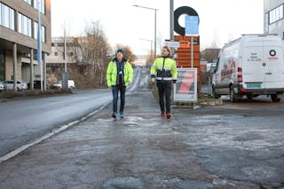 Prosjektleder Ole-Petter Nilsen (t.v.) og kommunikasjonsrådgiver Jon Sæter i Verkseier Furulunds vei på Alnabru der et av tunnel-utløpene kommer for dagen. Foto: