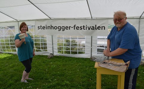 GLEDER SEG: Arrangør Frøydis Arnesen og steinhogger Chris Fleurie gleder seg til Steinhoggerfestivalen 11.-13. august.  Foto: