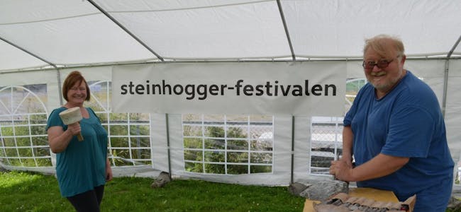 GLEDER SEG: Arrangør Frøydis Arnesen og steinhogger Chris Fleurie gleder seg til Steinhoggerfestivalen 11.-13. august.  Foto: