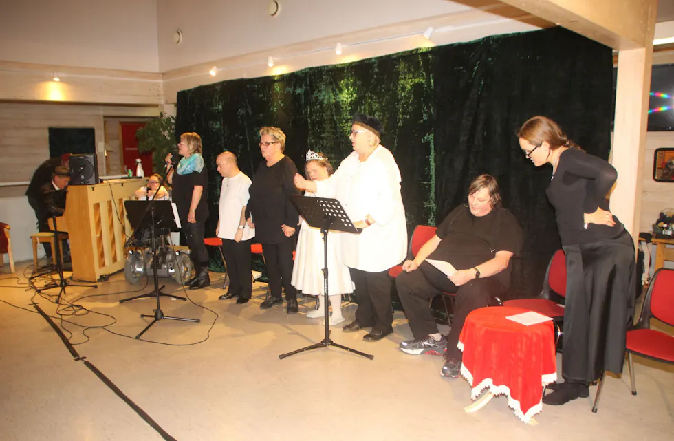 FYLLER 20 ÅR: Hellerud teaterverksted feiret sitt jubileum med forestilling på Haugerud seniorsenter. Foto: