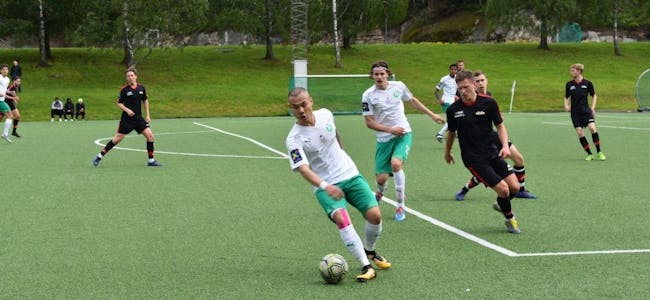 KONTROLL: Målscorer Tuan Huu Le og Rommens fotballherrer tok en fortjent seier i lokalderbyet mot Årvoll på lørdag. (Foto: Frank Fossum.) Foto: