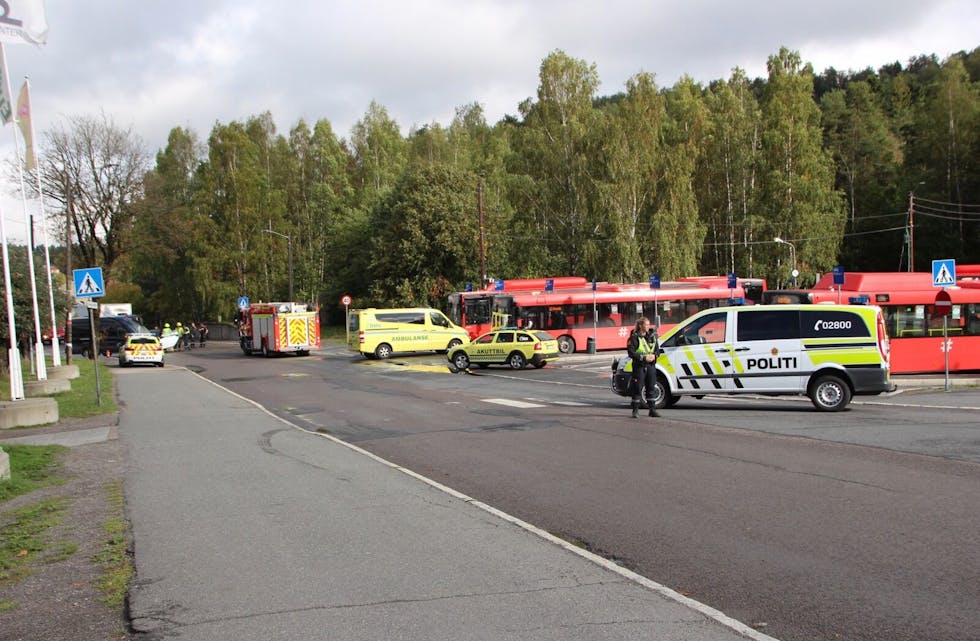 SPERRET VEIEN: Bergensveien ble i en kort periode stengt etter ulykken før kjøretøyene ble flyttet på. Foto: