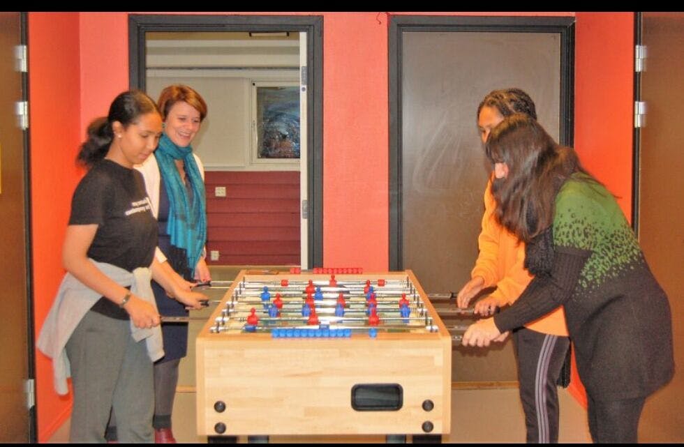 SPILLER PÅ LAG: For å vise at byrådet mener alvor med satsingen på fritidsklubber, spilte byråden gjerne fotballspill med noen av jentene på Lindeberg. Her med Dyana, Milena og Alina. Og byråden scoret først... Foto: