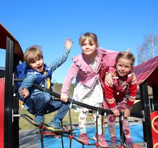 TILBAKE I BARNEHAGEN: Petra (5), Line (5) og Sigurd (5) er mer enn klar til å ta fatt på den nye hverdagen i barnehagen. Foto: