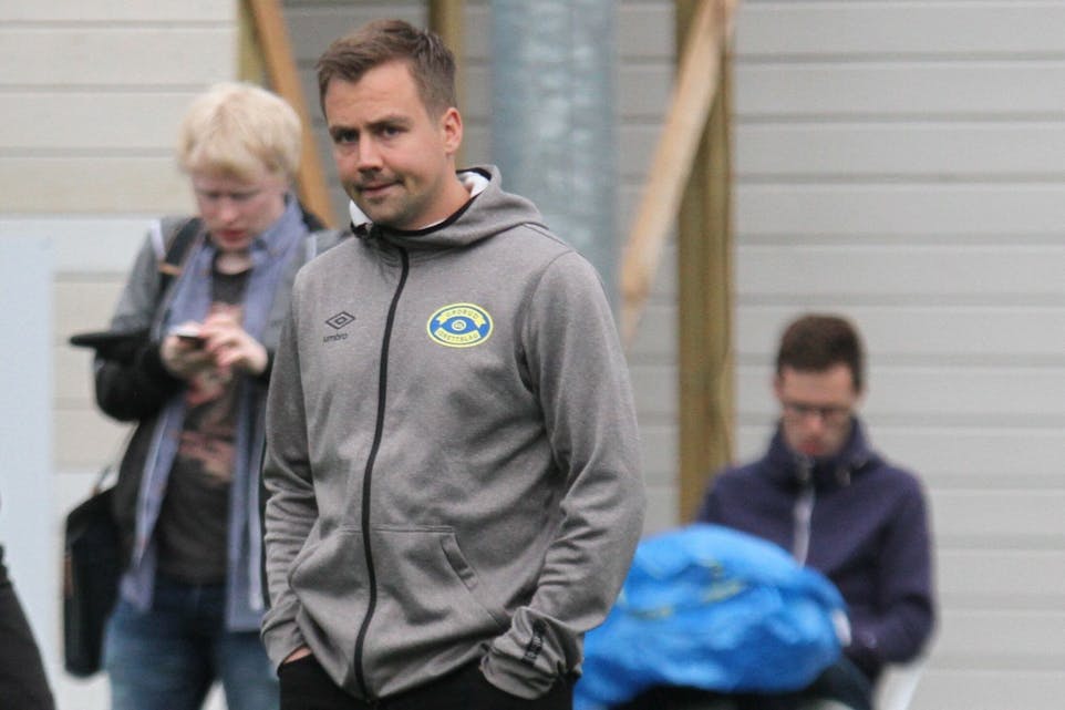 IKKE FORNØYD: Grorud-trener Eirik Kjønø var ikke fornøyd med det han så av sine disipler i treningskampen mot Strømmen. Foto: