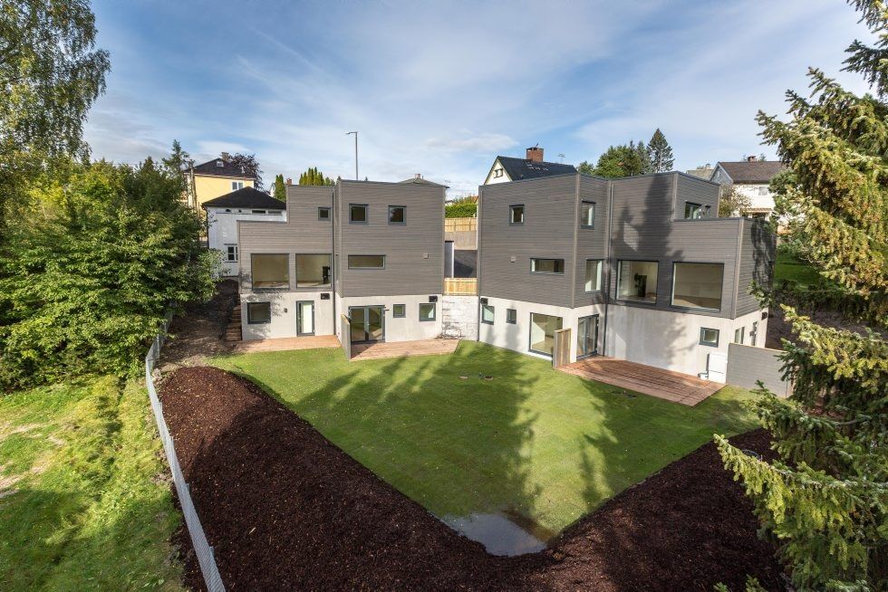 DELER TOMT: De to nye eneboligene i Grorudveien 12 er nå endelig klare og lagt ut for salg. (Foto: Digit Media Norge AS) Foto: