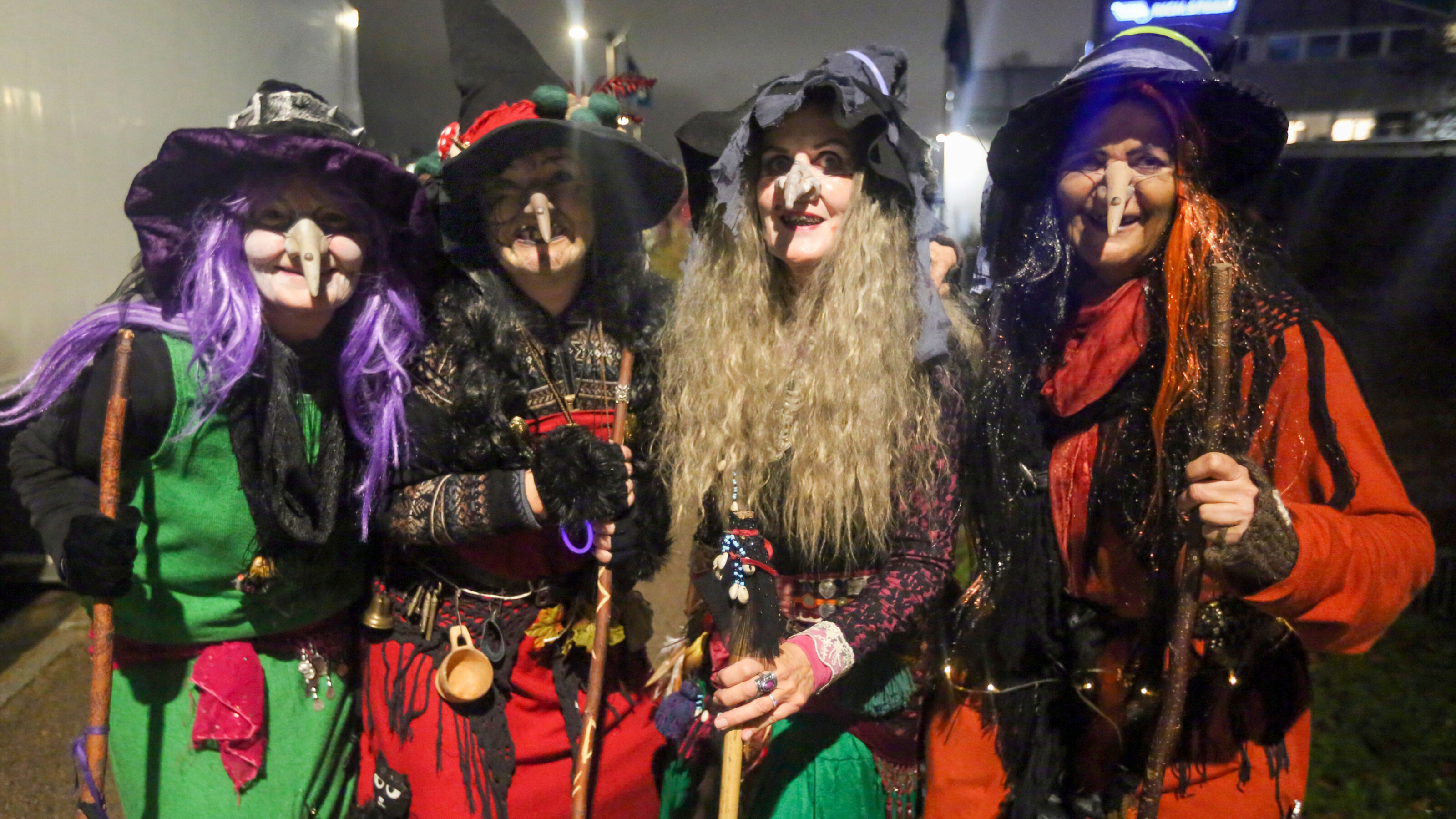 BLIDE HEKSER: De ser skumle ut og kom med ytringer om kidnapping hvis de ikke ble tatt bilde av - men det viste seg til slutt at disse fire heksene ikke var så farlige som de så ut til. Egentlig ganske blide og hyggelige. Foto: Rolf E. Wulff