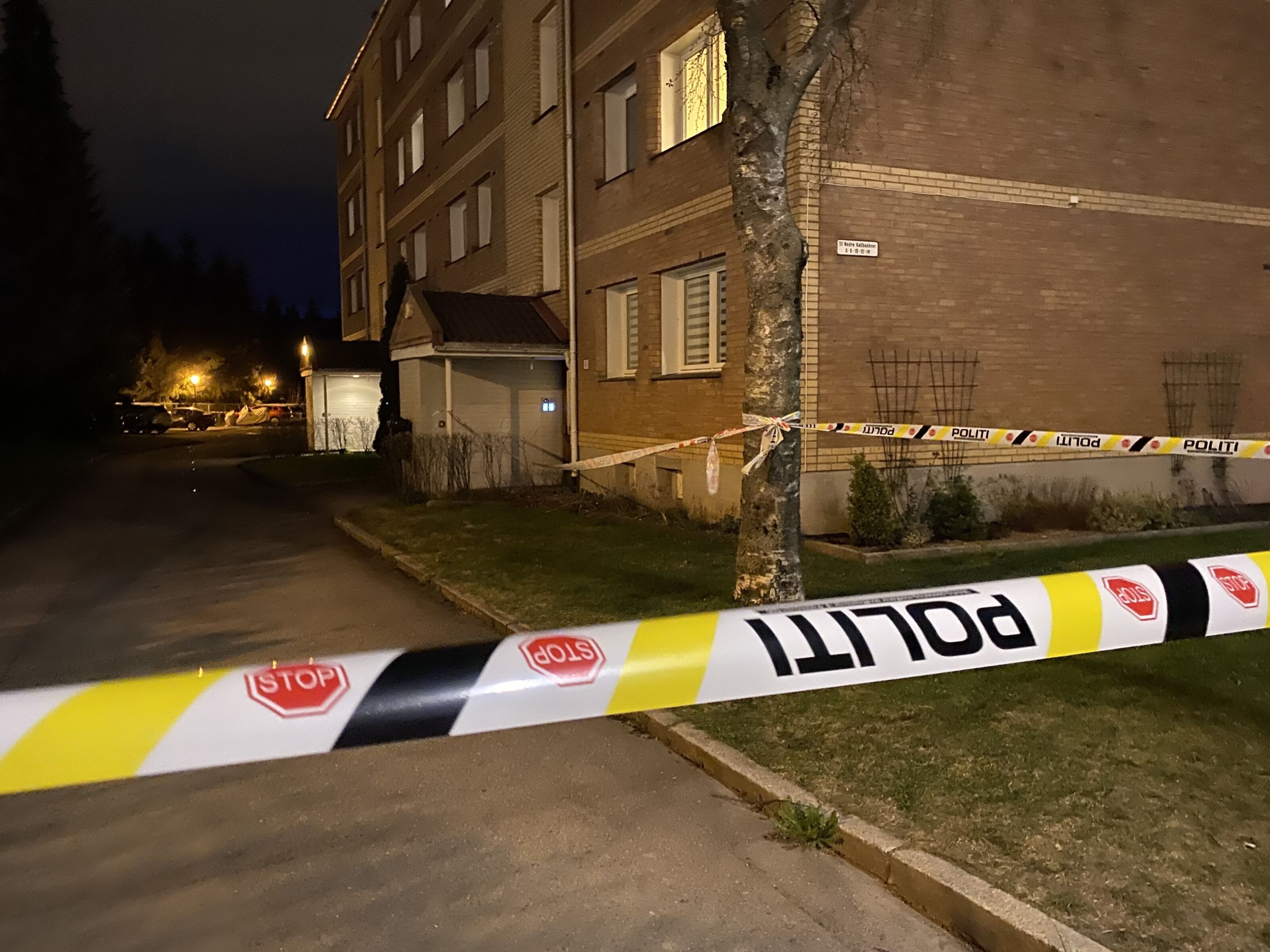 Sperrebånd er satt opp flere steder, og politiet jobber nå med å klarlegge hendelsesforløpet. Foto: