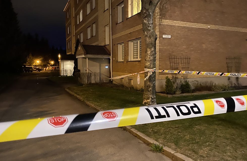 Sperrebånd er satt opp flere steder, og politiet jobber nå med å klarlegge hendelsesforløpet. Foto: