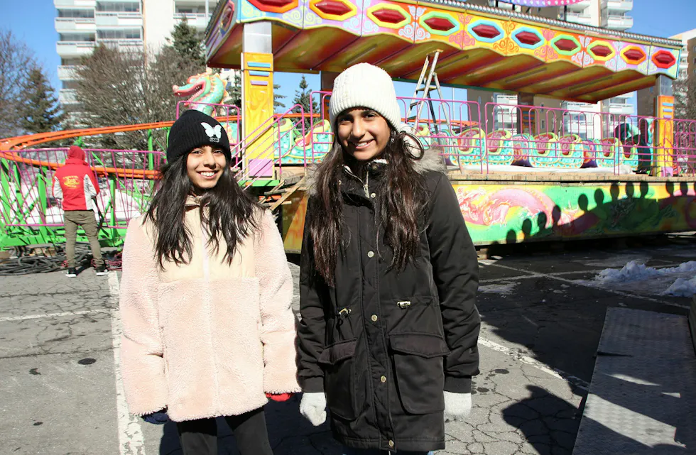 HER STARTET PÅSKEN: Risløkka-jentene Dunia (10, t.v) og Alisha (10) hygget seg på tivoli. Foto: Ørjan Brage