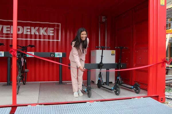 OFFISIELT: Miljøbyråd Lan Marie Nguyen Berg fikk æren av å klippe snora og markere åpningen av mobilitetskonteineren til Veidekke. Foto: