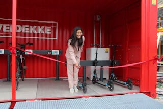 OFFISIELT: Miljøbyråd Lan Marie Nguyen Berg fikk æren av å klippe snora og markere åpningen av mobilitetskonteineren til Veidekke. Foto: