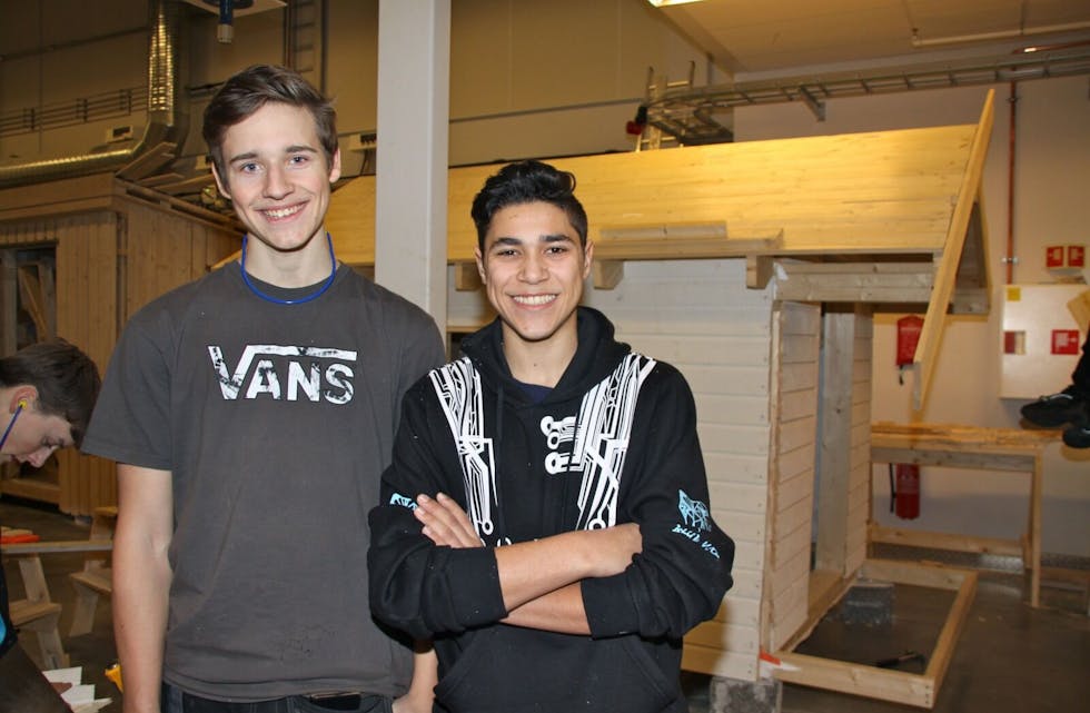 VISJONER: Lukas Fuglerud (16) og Adrian Nilsen (16) går første året på Kubens bygg- og anleggslinje. For tiden bygger de en lekestue. Foto: