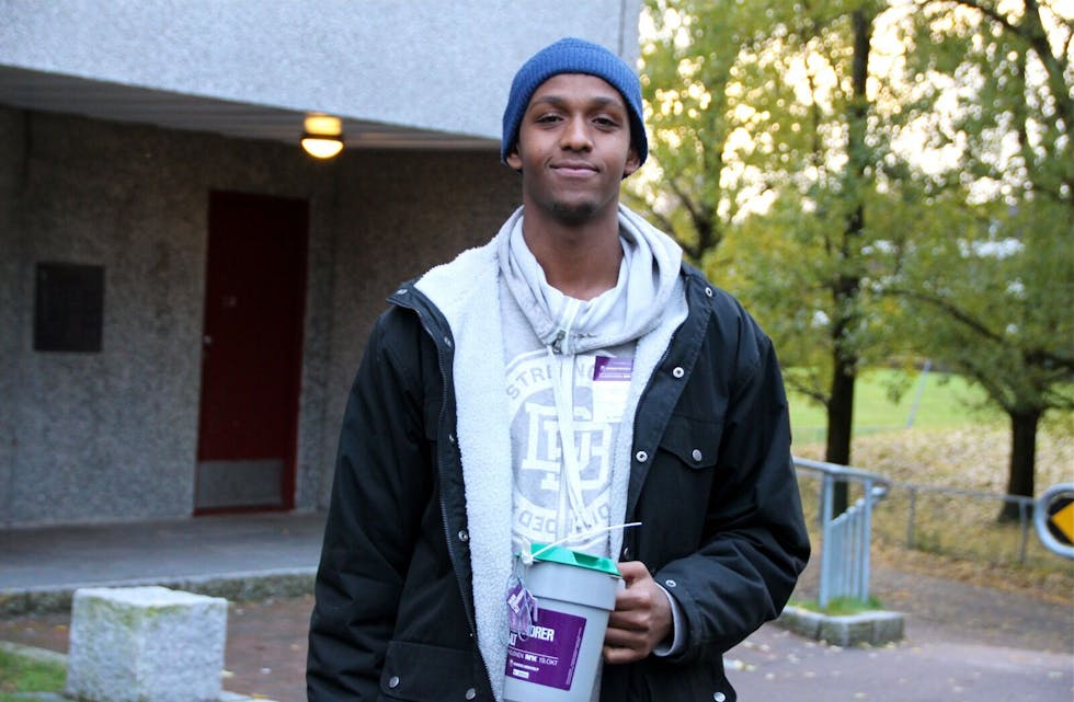 HJELPER HJEMLANDET: Abdi Hassan (22) fra Somalia ønsker å støtte hjemlandet og meldte seg som bøssebærer under årets tv-aksjon. Foto: