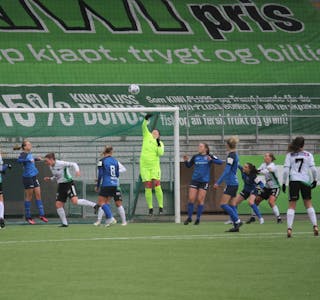 MYE Å GJØRE: Det ble mye å gjøre for keeper Amalie B. Kragset og Grei i borteoppgjøret mot Hønefoss. Foto: