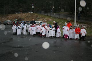 STEMTE I: Barna fra Ammerudenga barnehage sang inn snøen til bydelen og skapte virkelig julemagi. Foto: