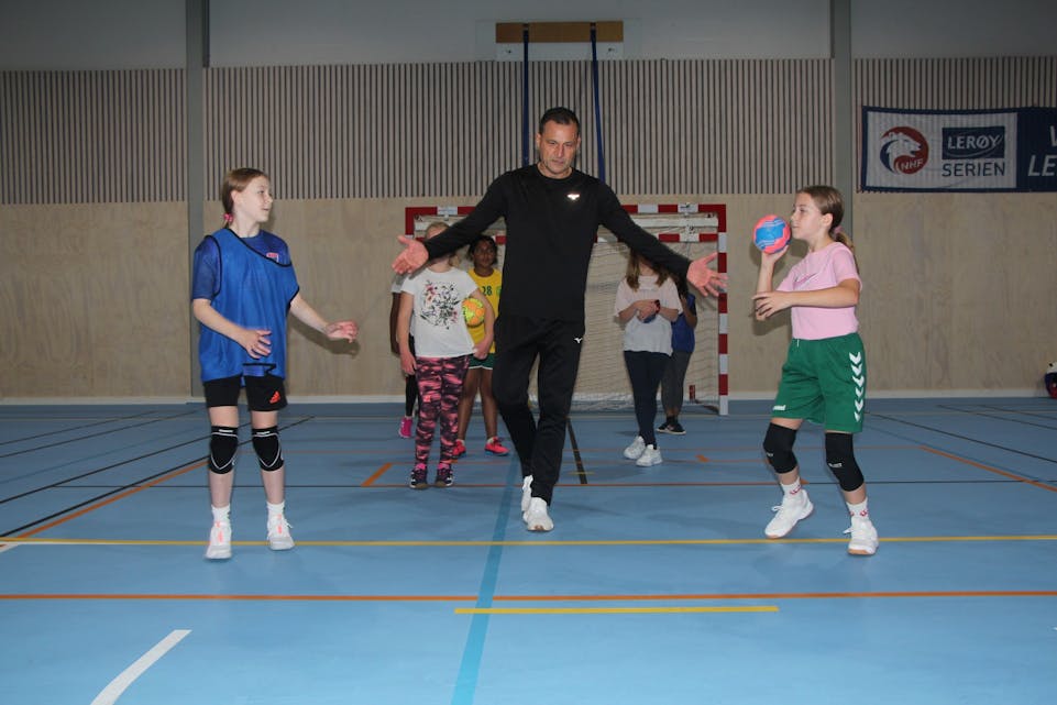 TRENTE SAMMEN: Marinko Kurtovic hadde treningsøkter med både barna, ungdommene og de voksne håndballspillerne. Her med barna. Det viktigste i et barns utvikling er trivsel, mener Kurtovic. Foto: Sindre Veum Apneseth