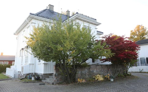 STORT BYGG:Huset fra 1925 var, og er fremdeles, det eneste huset på Refstad som kan gå under betegnelsen herskapsbolig. Foto: Rolf E. Wulff