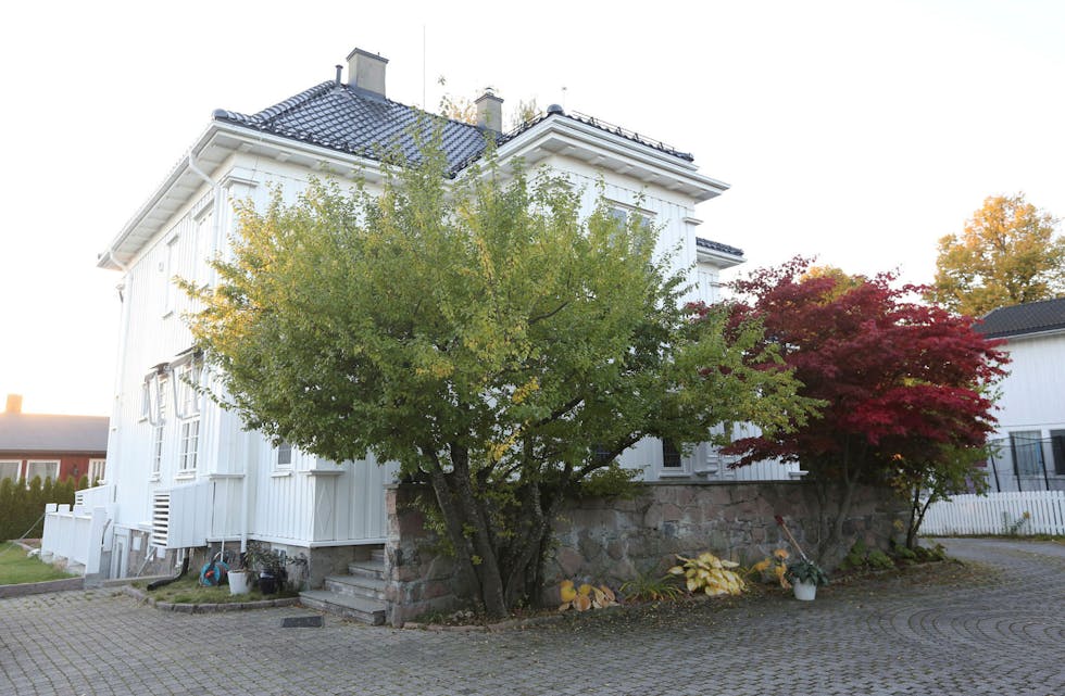STORT BYGG:Huset fra 1925 var, og er fremdeles, det eneste huset på Refstad som kan gå under betegnelsen herskapsbolig. Foto: Rolf E. Wulff