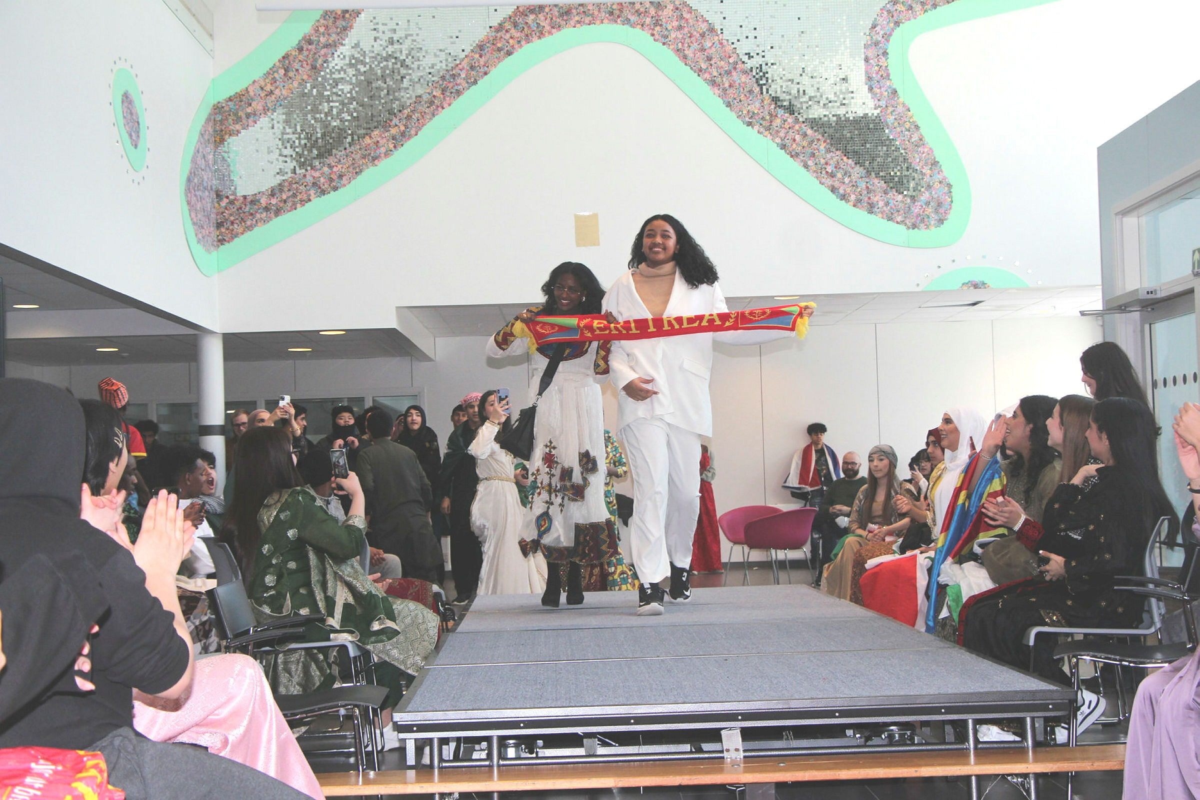 VILL JUBEL: Elevene heiet hemningsløst på medelevene sine på den røde løperen. Foto: Sindre Veum Apneseth