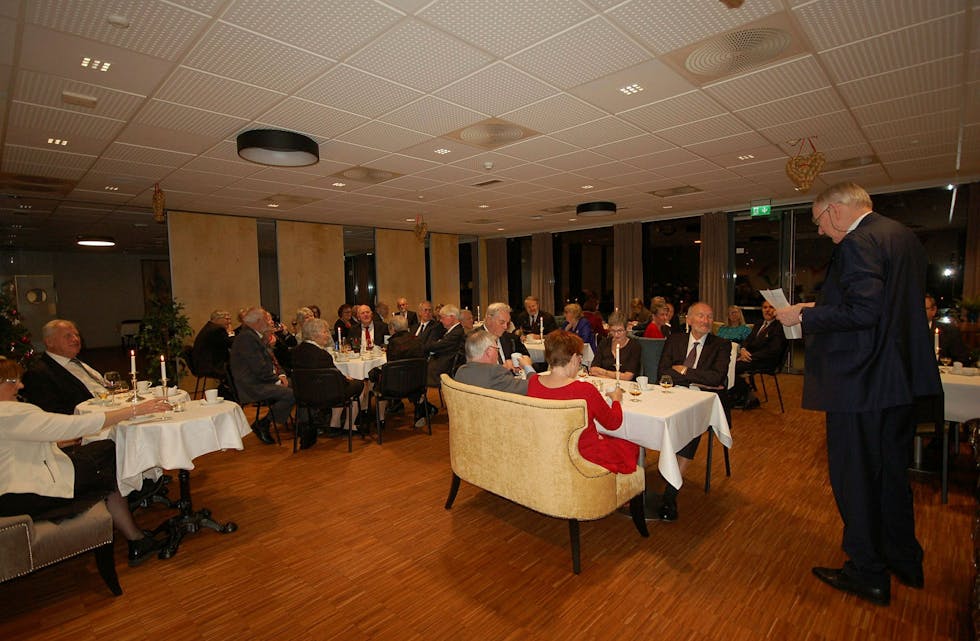 TID FOR HEDER: Forsamlingen nyter sin kaffe avec mens styreleder Stene gjør klar til aftenens utdeling av æresbevisninger. Foto: Rolf Kristiansen