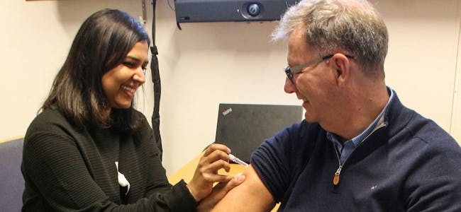 FERDIG PÅ 1-2-3: Ingen grunn til bekymring for helsebyråd Robert Steen når Nithiya Krishnakumar setter vaksinen med stødig hånd. Foto: Ørjan Brage