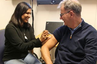 FERDIG PÅ 1-2-3: Ingen grunn til bekymring for helsebyråd Robert Steen når Nithiya Krishnakumar setter vaksinen med stødig hånd. Foto: Ørjan Brage