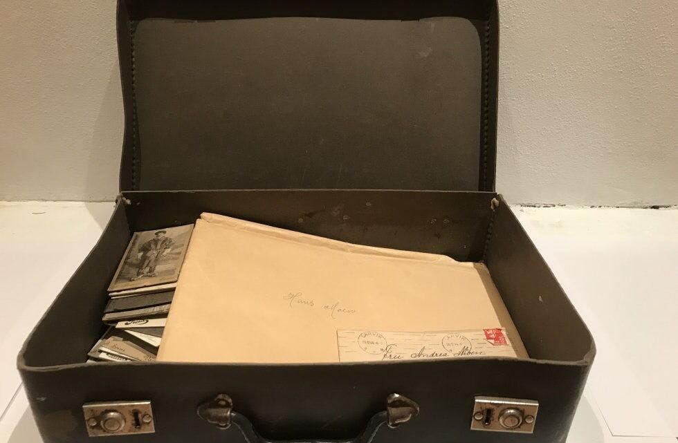 HISTORISK INNHOLD: Denne kofferten innhold både brev, memoarer, stenografiske referater og fotografier av betydelig, historisk verdi. Foto: