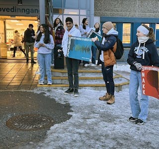 Elevrådet på Apalløkka skole startet kampanjen med musikk og plakater ved hovedinngangen mandag morgen. Foto:
