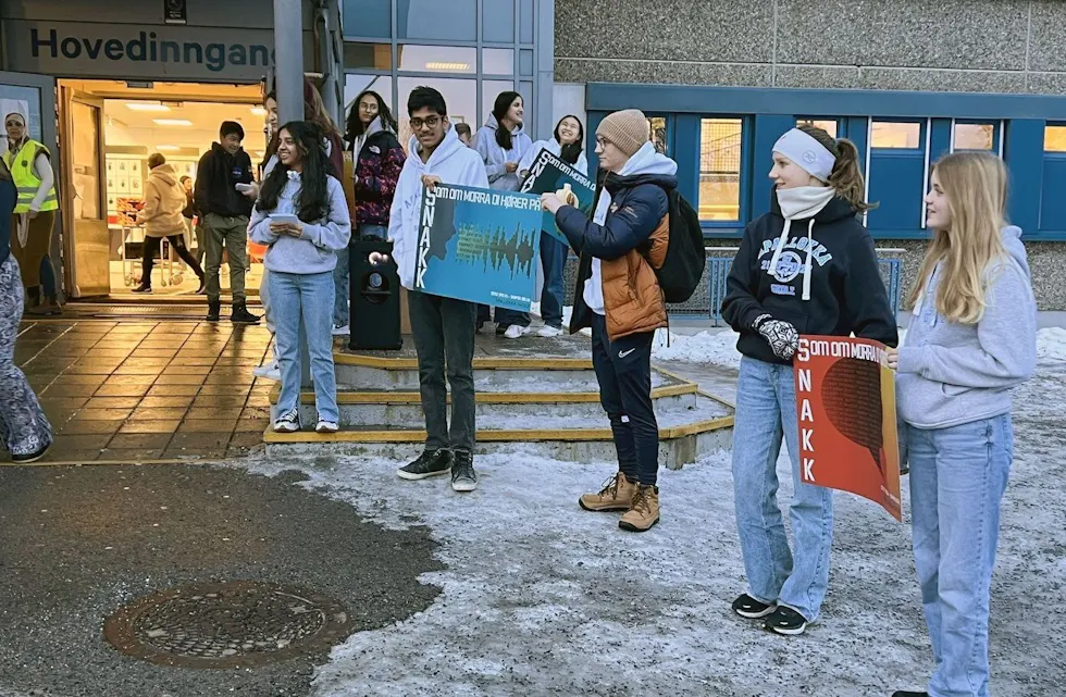 Elevrådet på Apalløkka skole startet kampanjen med musikk og plakater ved hovedinngangen mandag morgen. Foto: