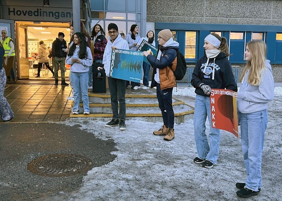 Elevrådet på Apalløkka skole startet kampanjen med musikk og plakater ved hovedinngangen mandag morgen. Foto: