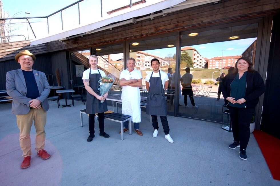 GJENÅPNET: Fra venstre BU-leder Lars-Erik Fuglesang, eier og daglig leder Martin Tærud, senior og pappa Øivind Tærud, bror og sønn Adrian Tærud, og helt til høyre seksjonssjef i driftsavdelingen i Bydel Bjerke, Ingrid Lilleberg. Bjerkedalen borettslag speiles i kafeens vinduer. Foto: