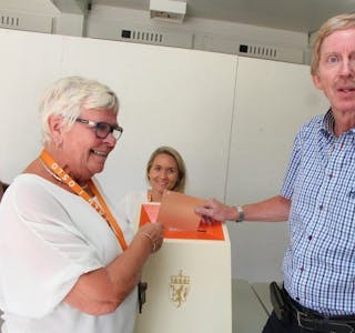 DA VAR DET GJORT: Bydelsutvalgsleder Knut Røli (Ap) i Alna bydel forhåndsstemte første dagen stemmelokalet åpnet. Her fikk han hjelp av stemmestedsansvarlig Marit Rønold. Foto: