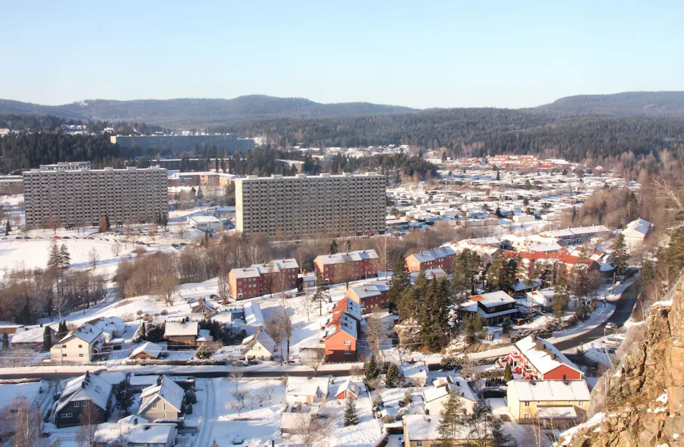 Vi ser Ammerud skole mellom de store karakteristiske blokkene. Nå er livet i skolegården stilnet, de fleste elevene er på hjemmeskole. FAU ved skolen oppfordrer til at man i denne situasjonen strekker ut en hånd og tar litt ekstra vare på hverandre. Foto: