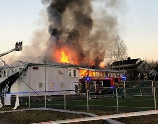 BRANT: Klubbhuset til HSIL ble totalskadet i brann tirsdag kveld. Foto: