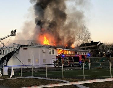BRANT: Klubbhuset til HSIL ble totalskadet i brann tirsdag kveld. Foto: