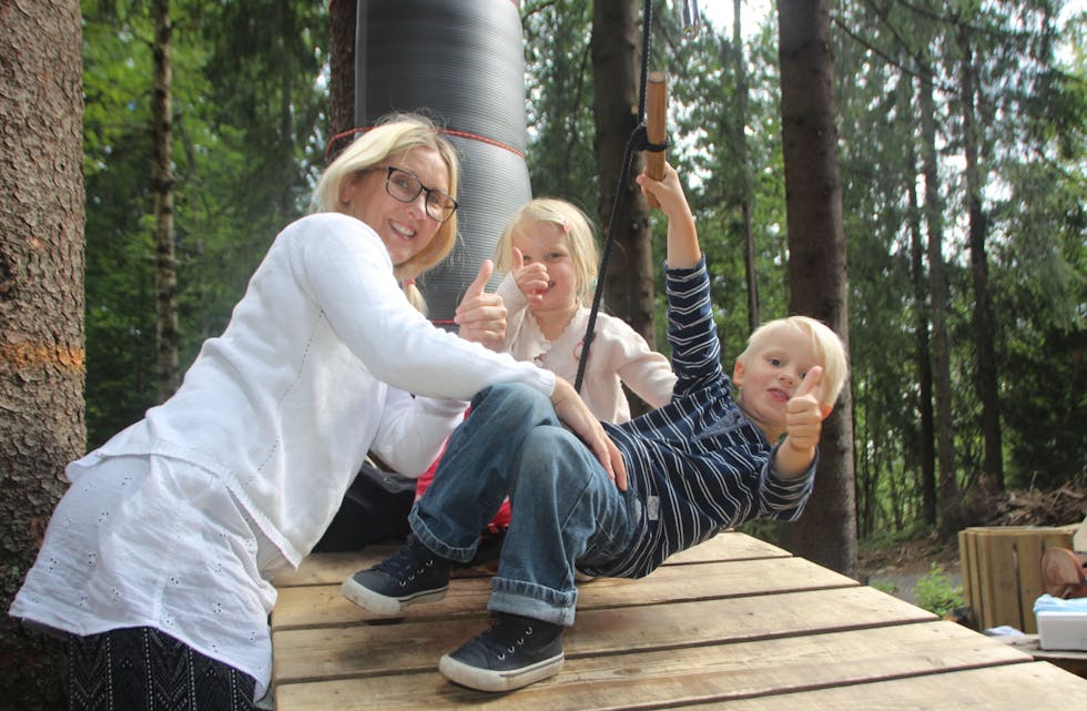 FAMILIETUR: Mor Trine Bryn Damm tar med seg tvillingbarna Nora (3) og Storm (3) på klatretur. Foto: